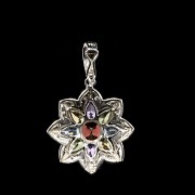 Pendant ‘Flower’ in white gold with gems and diamonds