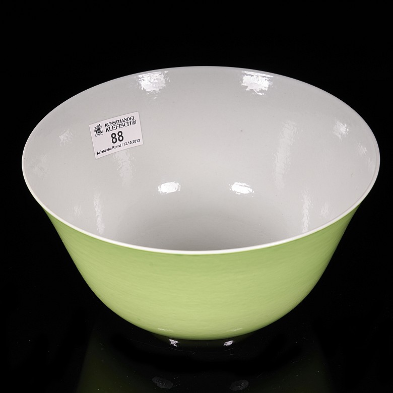 Lime-green glazed porcelain bowl, Qing dynasty, with Guangxu seal