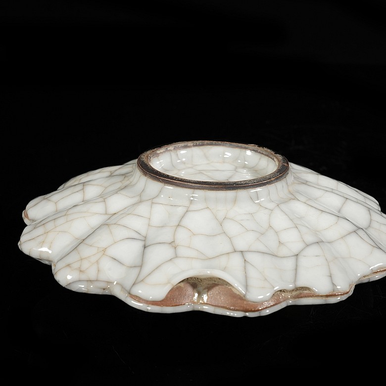 Small lobed dish with a white glaze, Qing dynasty