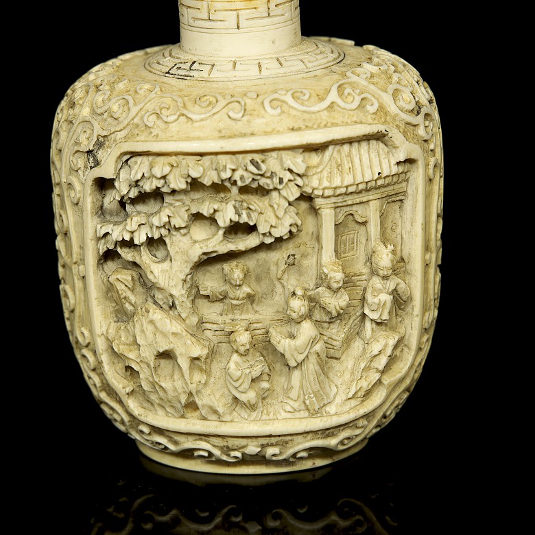 Ivory snuff bottle ‘Ladies in the garden’, 19th century