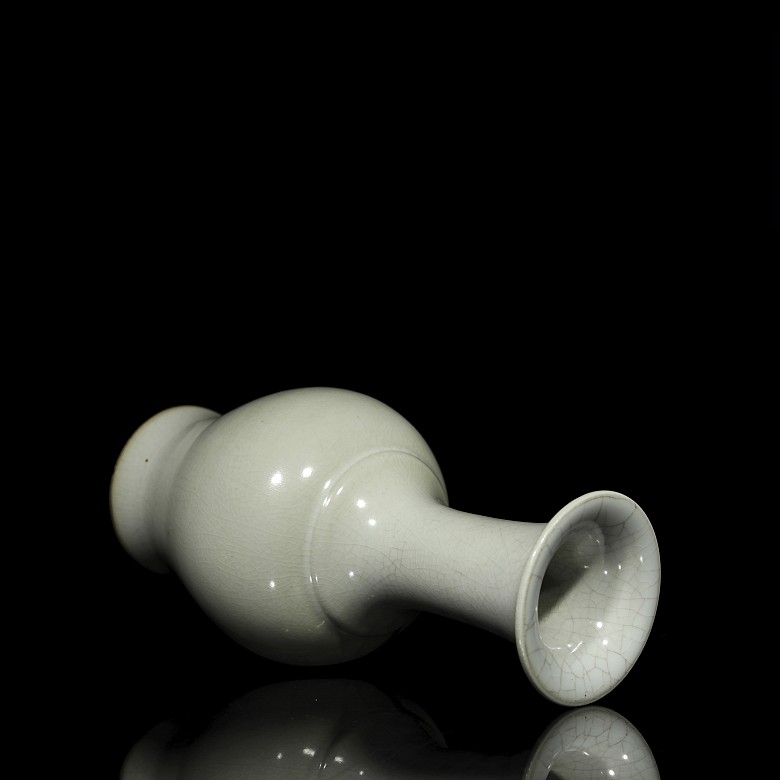 White glazed porcelain vase, 20th century - 5