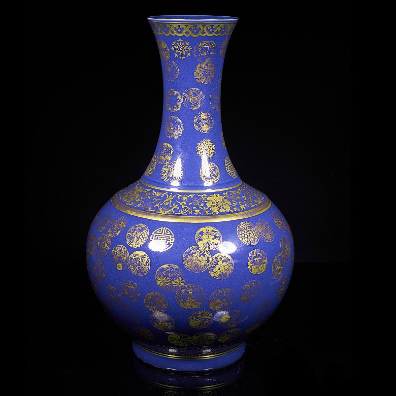 Glazed porcelain vase with blue background, Qing dynasty, with Guangxu seal