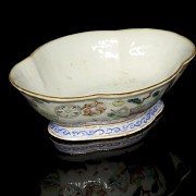 Porcelain vessel of the rose family, Late Qing dynasty