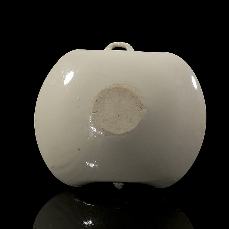 Lotus-leaf porcelain vessel, Qing dynasty