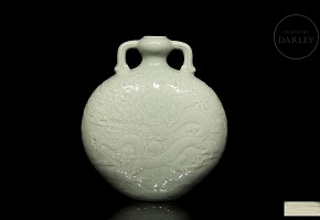 Celadon “Bianhu” vase with dragon and bat, Qing dynasty