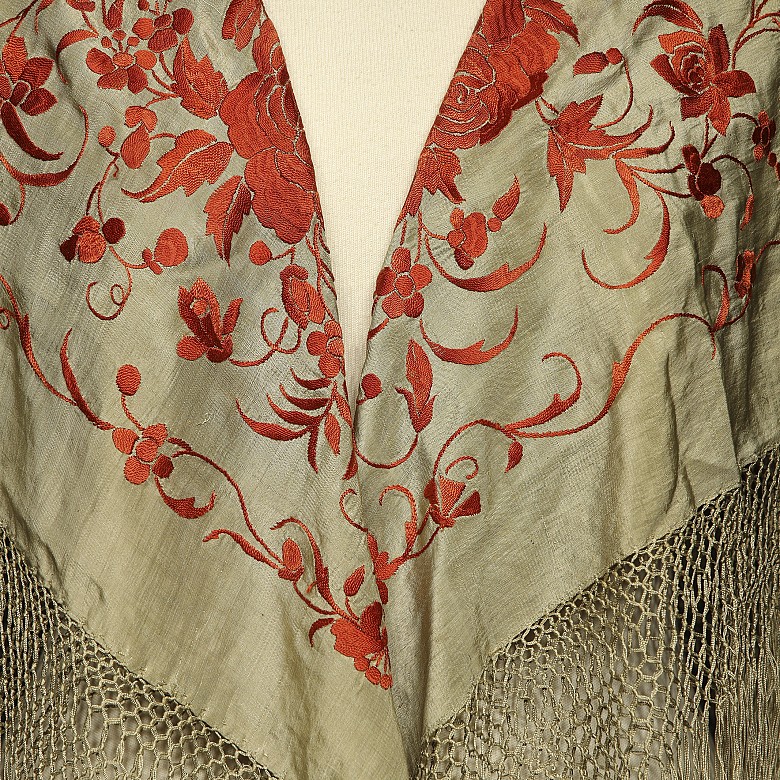 Embroidered silk Manila shawl ‘Roses’, 19th century