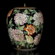 Porcelain tibor with lid “famille noire”, Qing dynasty