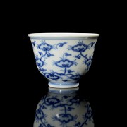 Enamelled porcelain mug ‘Ruyis’, with Jianjing seal