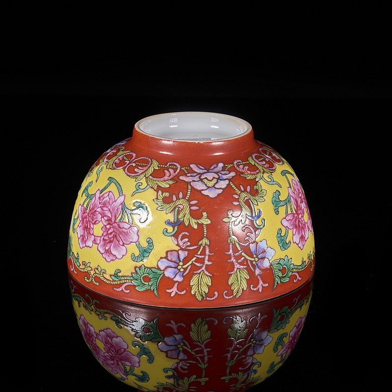 Enamelled bowl with coral background, famille rose, Qing dynasty