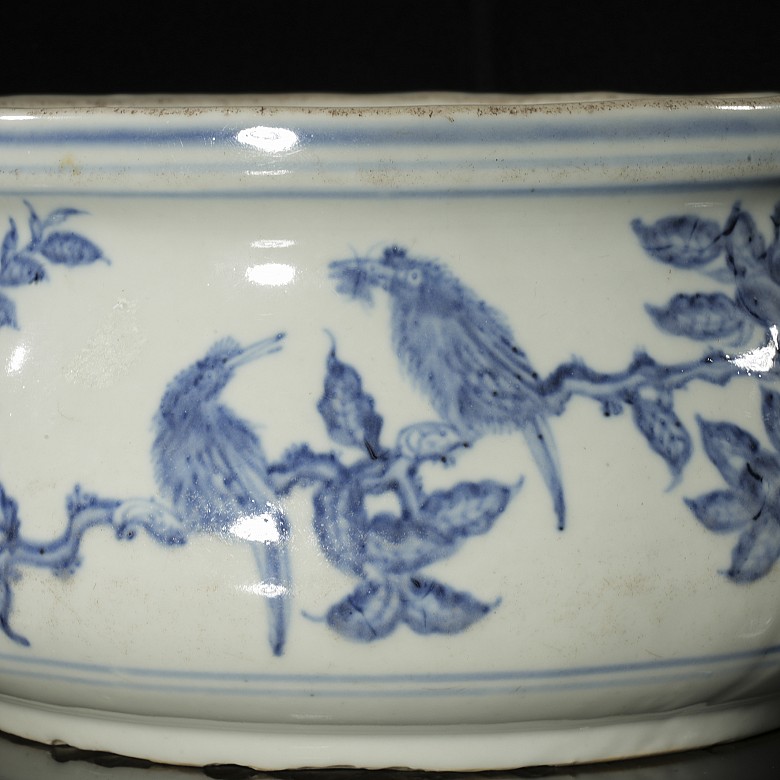 Blue-and-white porcelain censer ‘Birds and branches’, Qing dynasty