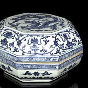 Blue and white porcelain octagonal box, 20th century