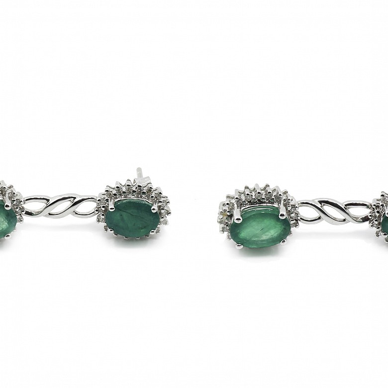 Pair of earrings in 18k white gold, diamonds and emeralds.