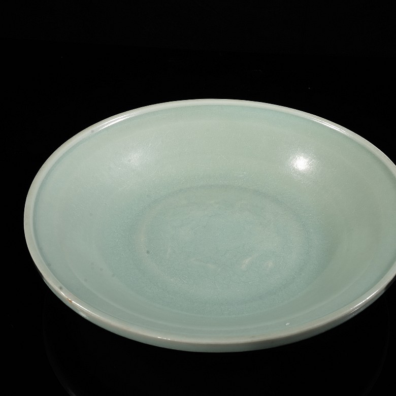 Plato de cerámica vidriada celadón de Longquan, dinastía Ming