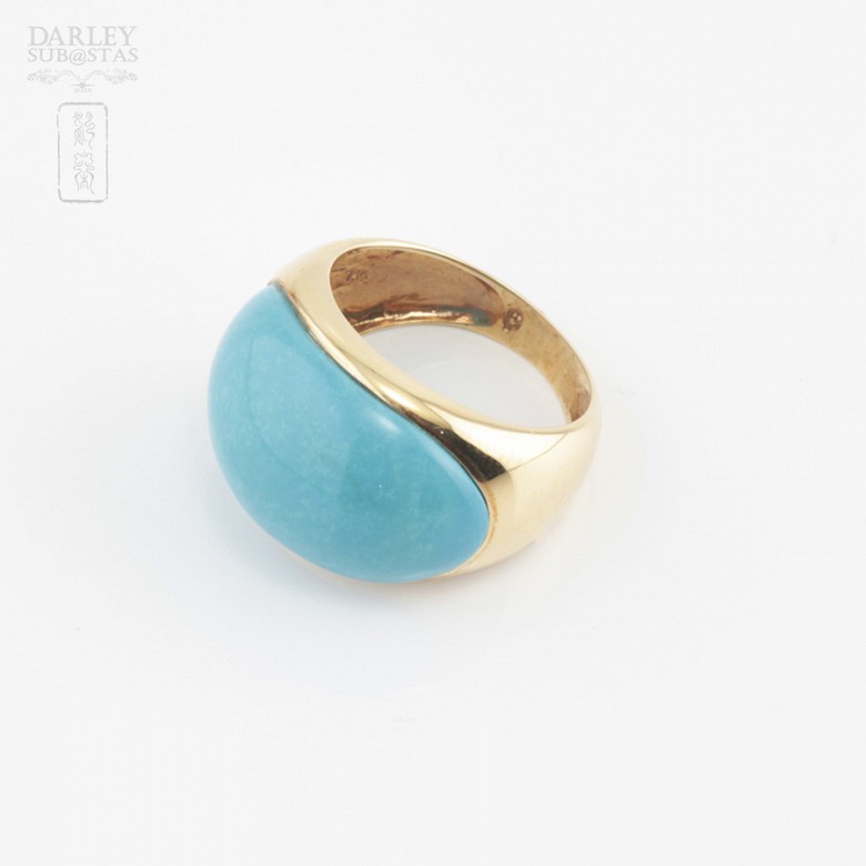 18k yellow gold and turquoise ring.