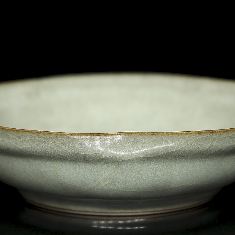 Celadon-glazed ware lobed bowl, Qing dynasty