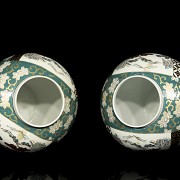 Pair of Imari jars, Japan 20th century