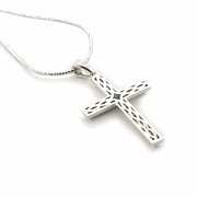 Cruz de oro blanco, con diamantes