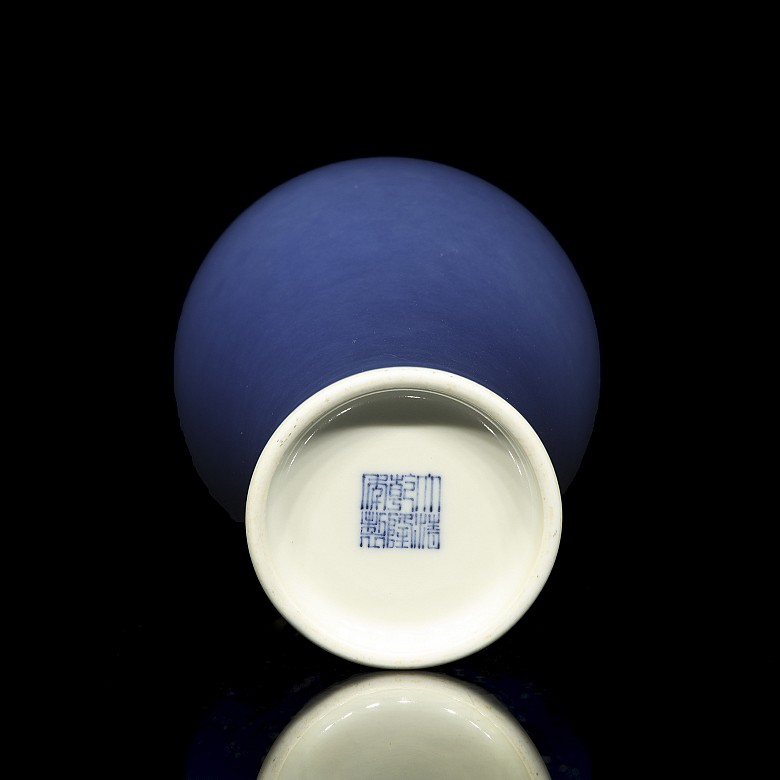 Small “Meiping” vase with blue glaze, Qing dynasty, with Qianlong seal