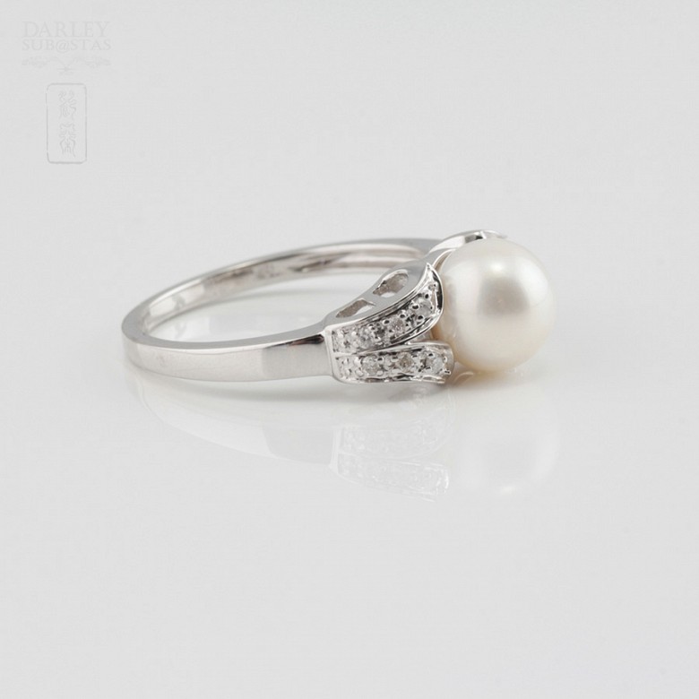 18k white gold ring with pearl and diamonds.