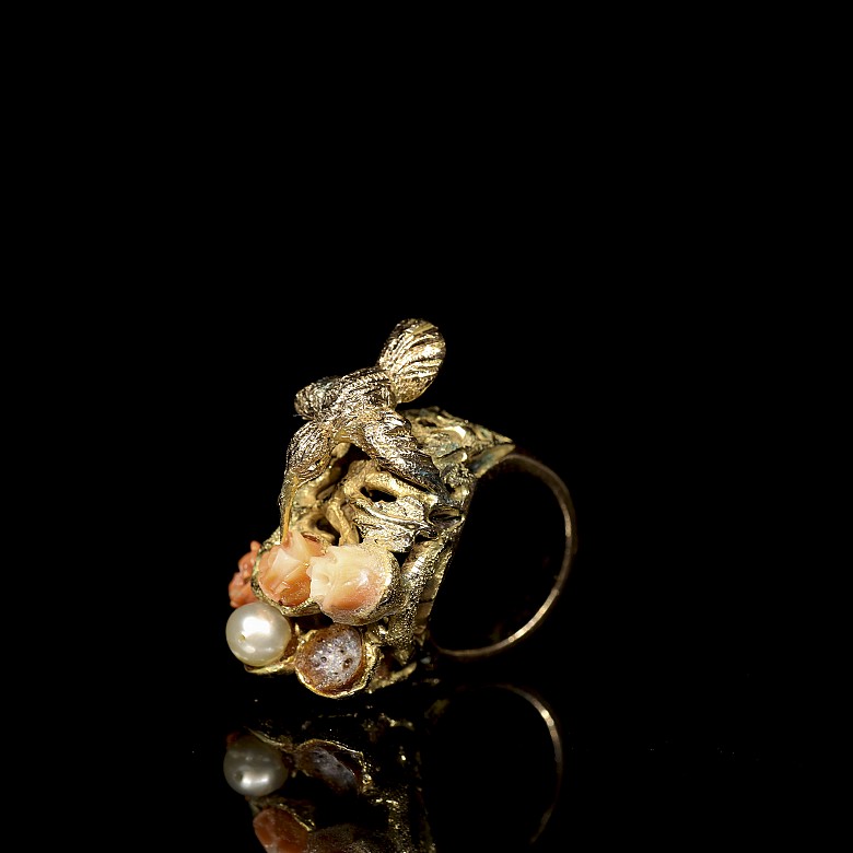 Anillo de oro, perlas y coral 