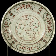 A Swatow enamelled dish, Ming dynasty