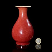 Jarrón de porcelana esmaltada en rojo, dinastía Qing