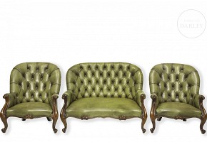 Valentí. Wooden three-piece suite with capitonné leather upholstery, 20th century