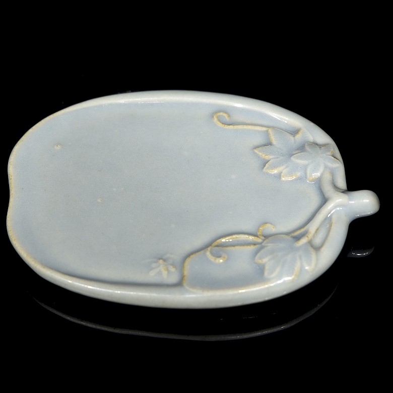 Pequeño recipiente de porcelana azul 