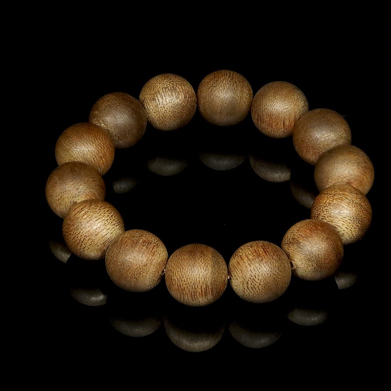 Wooden bracelet with 14 beads.