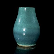 Blue-glazed pottery vase, Qing dynasty