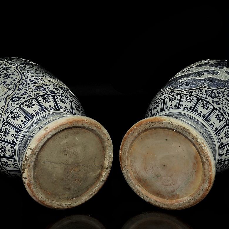 Pair of large vases with dragons, 20th century