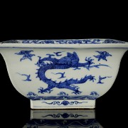 Blue-and-white porcelain pot ‘Dragons’, with Ming Dynasty seal, Jiajing