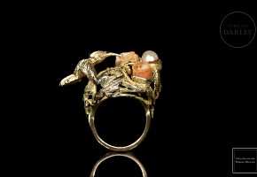 Anillo de oro, perlas y coral 