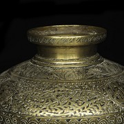 Gilt-embossed metal vase, 20th century - 5