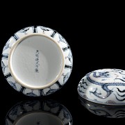 Porcelain-glazed ‘Dragon’ box, Ming dynasty