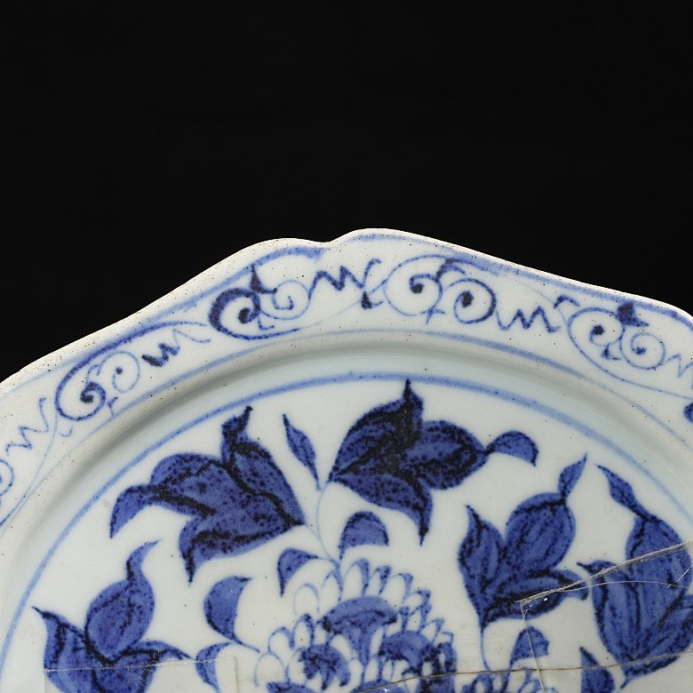 Blue-and-white glazed porcelain ‘Lotus’ dish, Yuan dynasty