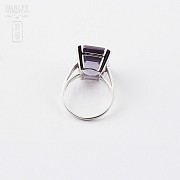 18k white gold ring with amethyst and diamonds