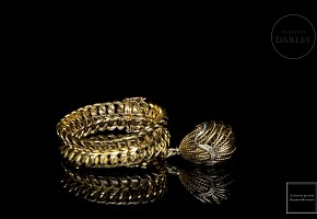 Bracelet in gold with oval ornament and diamonds