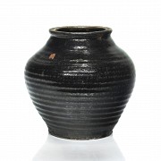 Striated ceramic vase, Qing dynasty