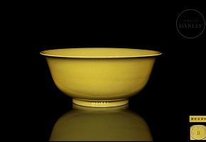 Large glazed porcelain bowl, with Xuangtong mark