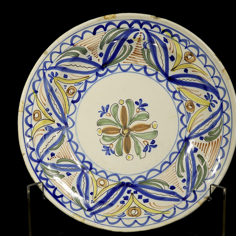 Pair of Manises ceramic dishes, 20th century