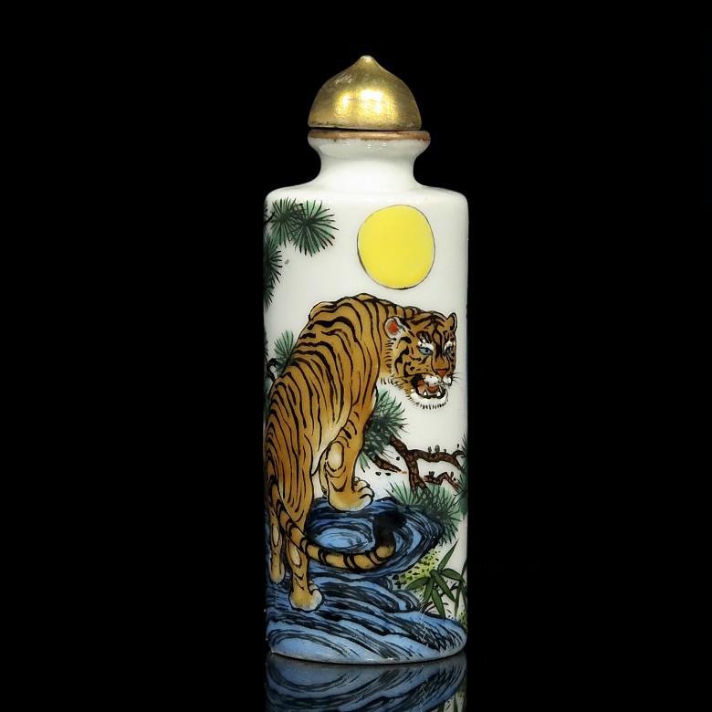 Enameled porcelain snuff bottle, with Yongzheng mark