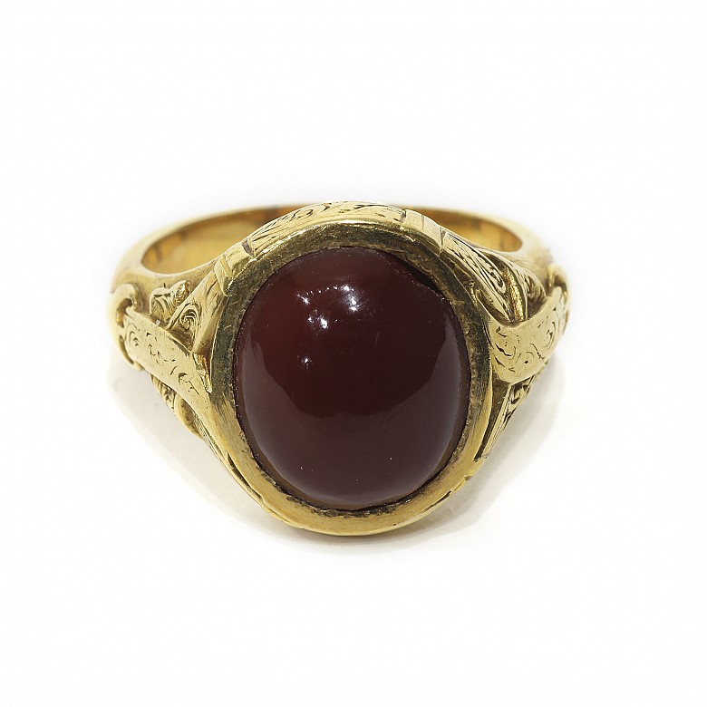 Gold ring with an agate on the centre