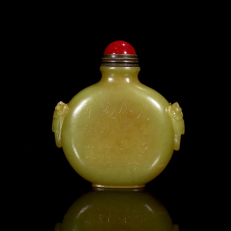 Yellow jade snuff bottle ‘Scene and poem’, Qing dynasty