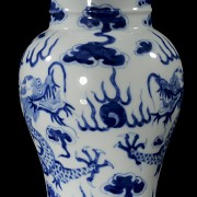 Blue and white glazed porcelain Zun Vase ‘Dragons’, with Kangxi mark