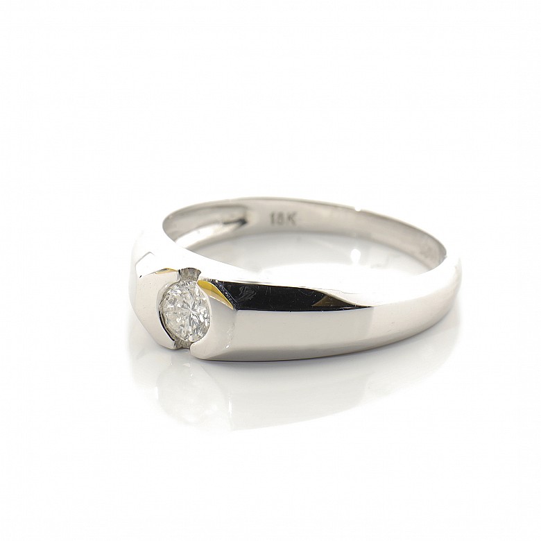 Solitaire Ring in 18k white gold with diamond