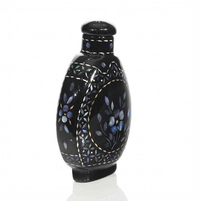 Black lacquered snuff bottle, 19th - 20th century