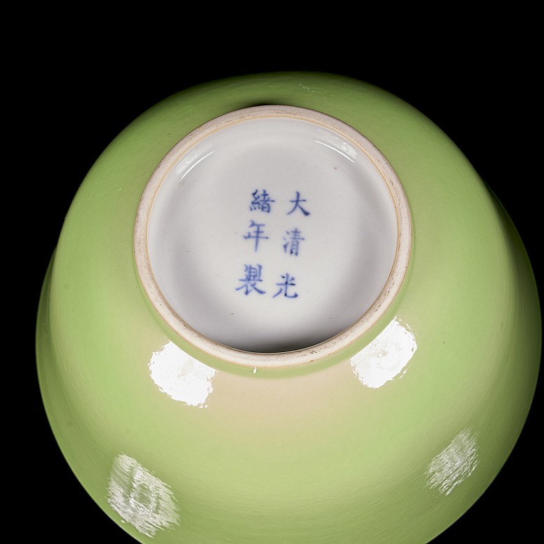 Lime-green glazed porcelain bowl, Qing dynasty, with Guangxu seal