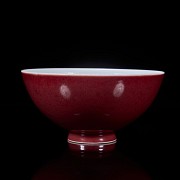 Cuenco de porcelana esmaltada en rojo, dinastía Qing, con sello Qianlong