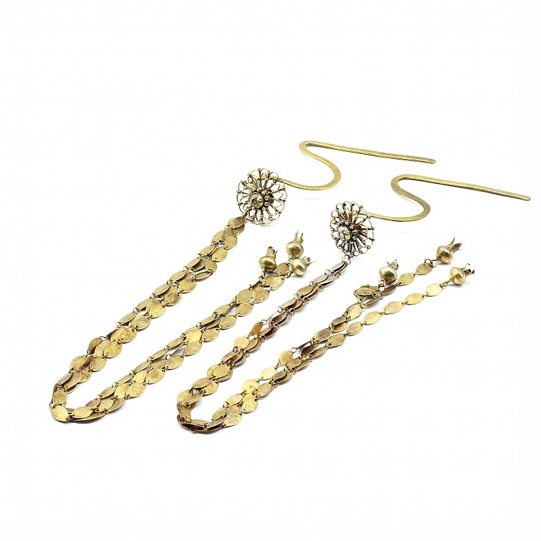 Brass hooks with Matara or zircon diamonds